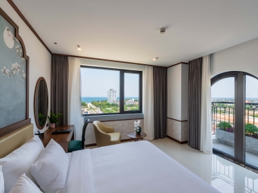 Premium Balcony: diện tích  25m² (ban công, view biển và thành phố)